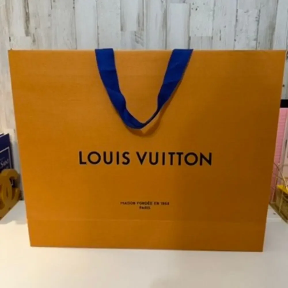 Louis Vuitton vuitton paris” holes